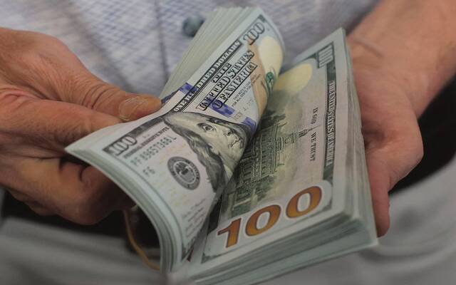 الدولار يتراجع ويتجه نحو تسجيل انخفاض للأسبوع الثاني على التوالي