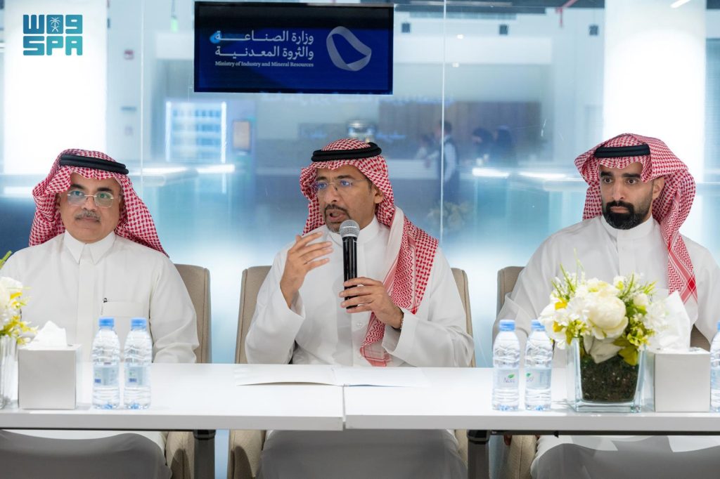 وزارة الصناعة والثروة المعدنية تستعرض الفرص الصناعية في المشروعات الكبرى