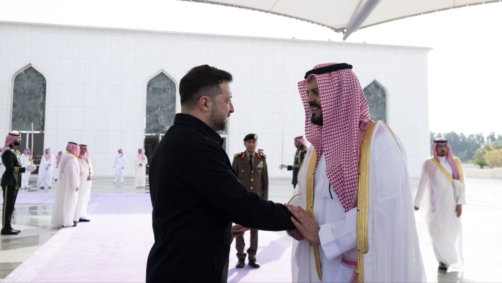 رئيس أوكرانيا يغادر جدة