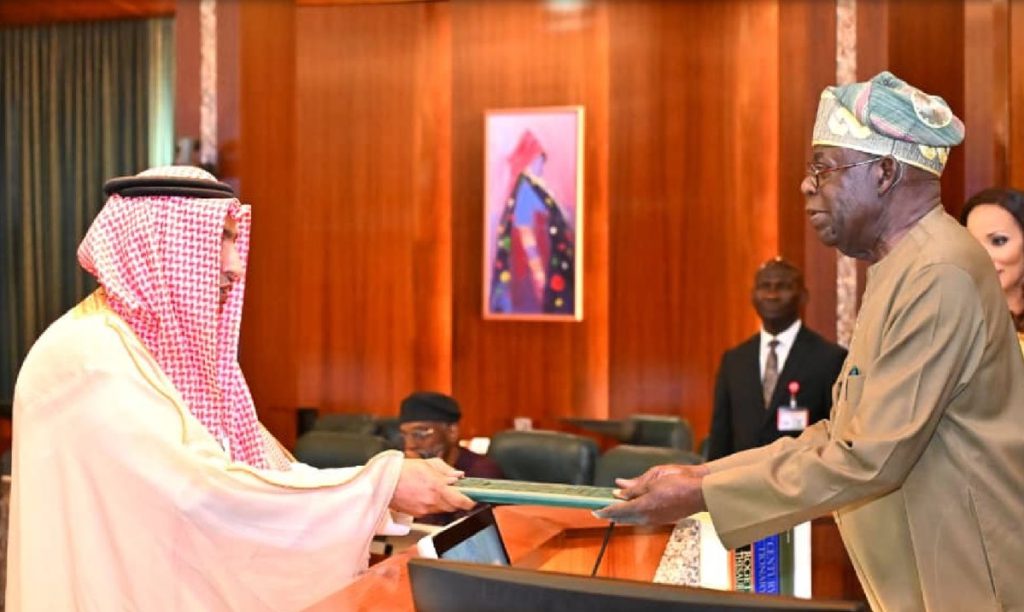 السفير البلوي يسلّم أوراق اعتماده لرئيس نيجيريا