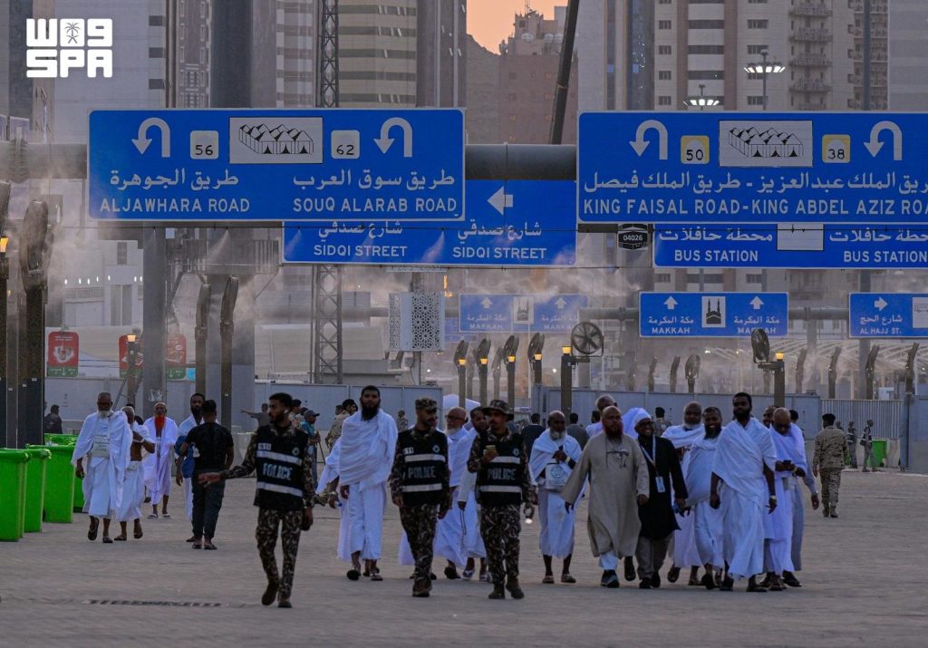 حجاج بيت الله الحرام يتوافدون إلى مشعر منى لقضاء يوم التروية