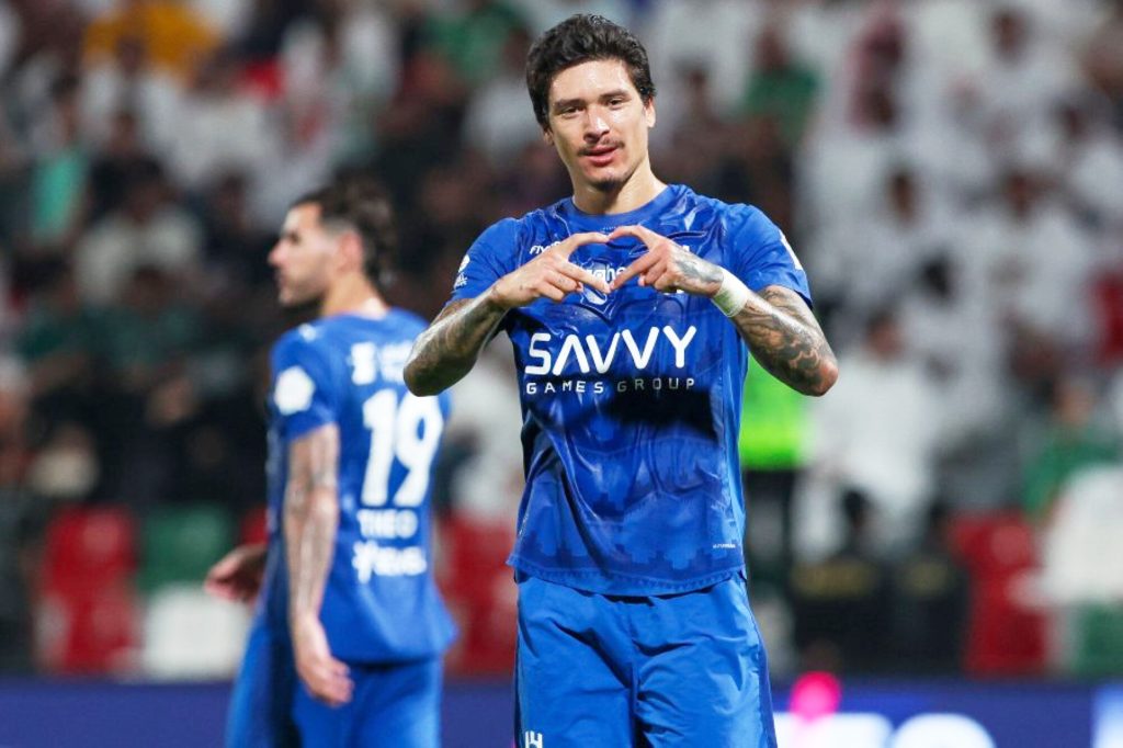 برشلونة يترقب موقف مهاجم الهلال