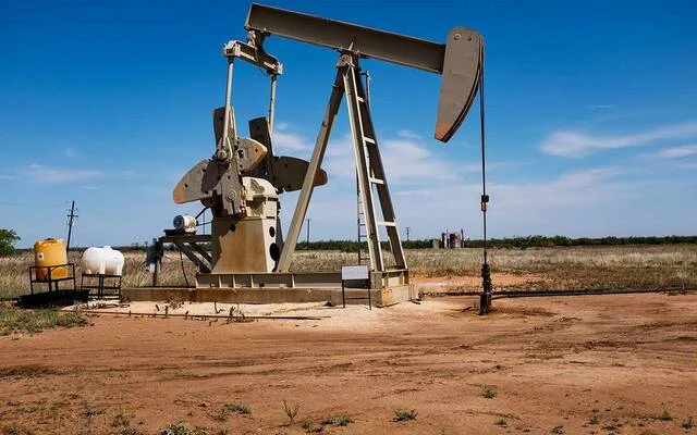 أسعار النفط تهبط 4% إلى أدنى مستوى في ثلاثة أشهر