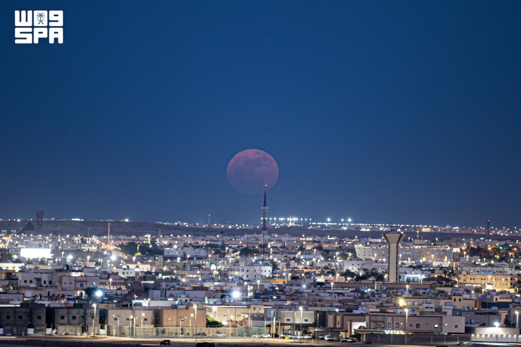 البدر الأخير من عام 1447هـ يزين سماء المملكة