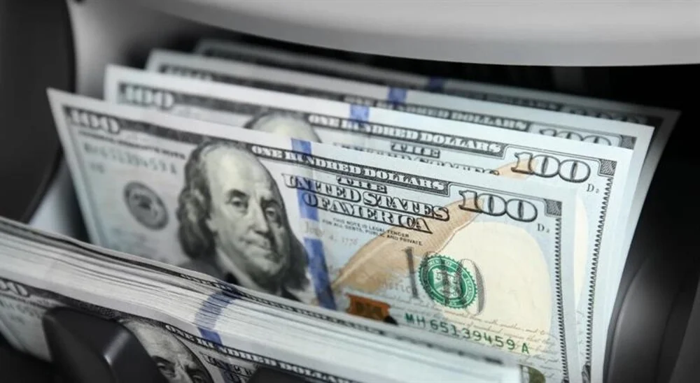 الدولار يتمسك بأعلى مستوى له في شهرين