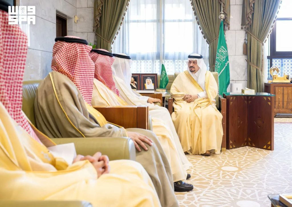 أمير الرياض يستقبل محافظ حريملاء ومدير المستشفى العام بالمحافظة