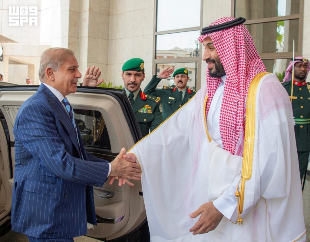 ولي العهد يلتقي رئيس الوزراء في جمهورية باكستان الإسلامية