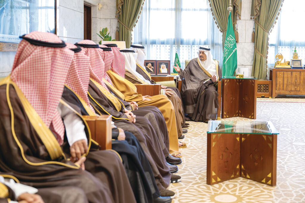 أمير الرياض يرفع الشكر للقيادة بمناسبة تمديد خدمته.. ويستقبل أعضاء مجلس المنطقة