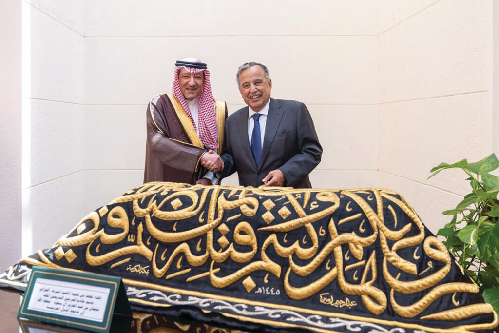 خادم الحرمين يهدي جامعة الدول العربية قطعة من كسوة الكعبة المشرَّفة