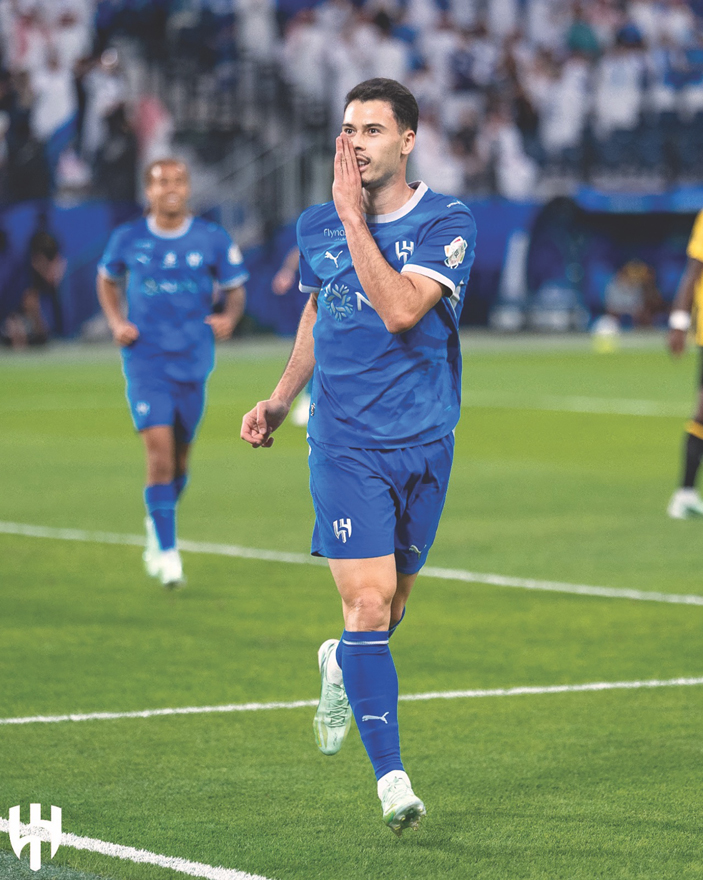الهلال يذيق الاتحاد الخسارة ويحلق بالصدارة ..تعادل الاتفاق ونيوم أمام الخليج والحزم